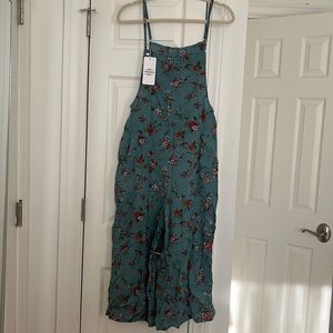 (New with tags, never worn!). Super cute wide leg floral print jumper.